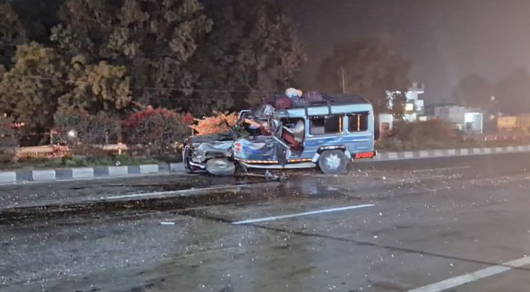 मिर्जामुराद में अनियंत्रित क्रूज़र ट्रक से टकराई, महिला सहित 9 घायल