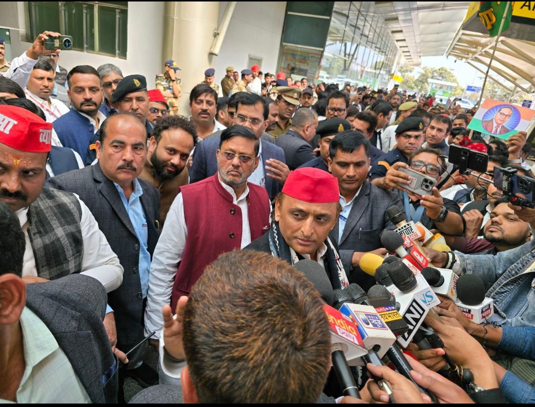 सपा प्रमुख अखिलेश यादव पहुंचे वाराणसी