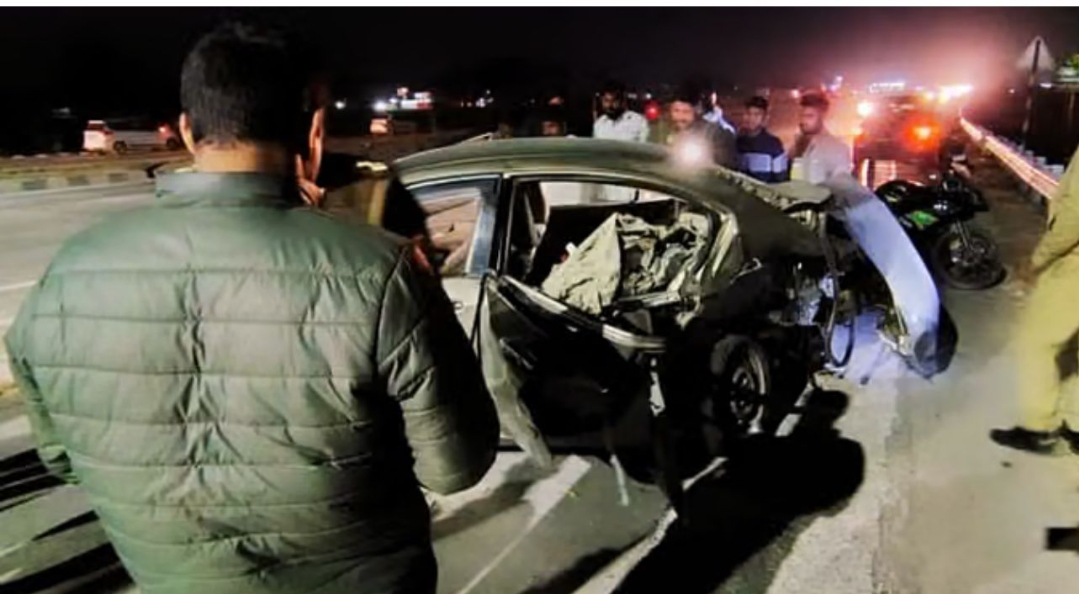 वाराणसी में दर्दनाक हादसा: हाइवे पर 2 कार में टक्कर