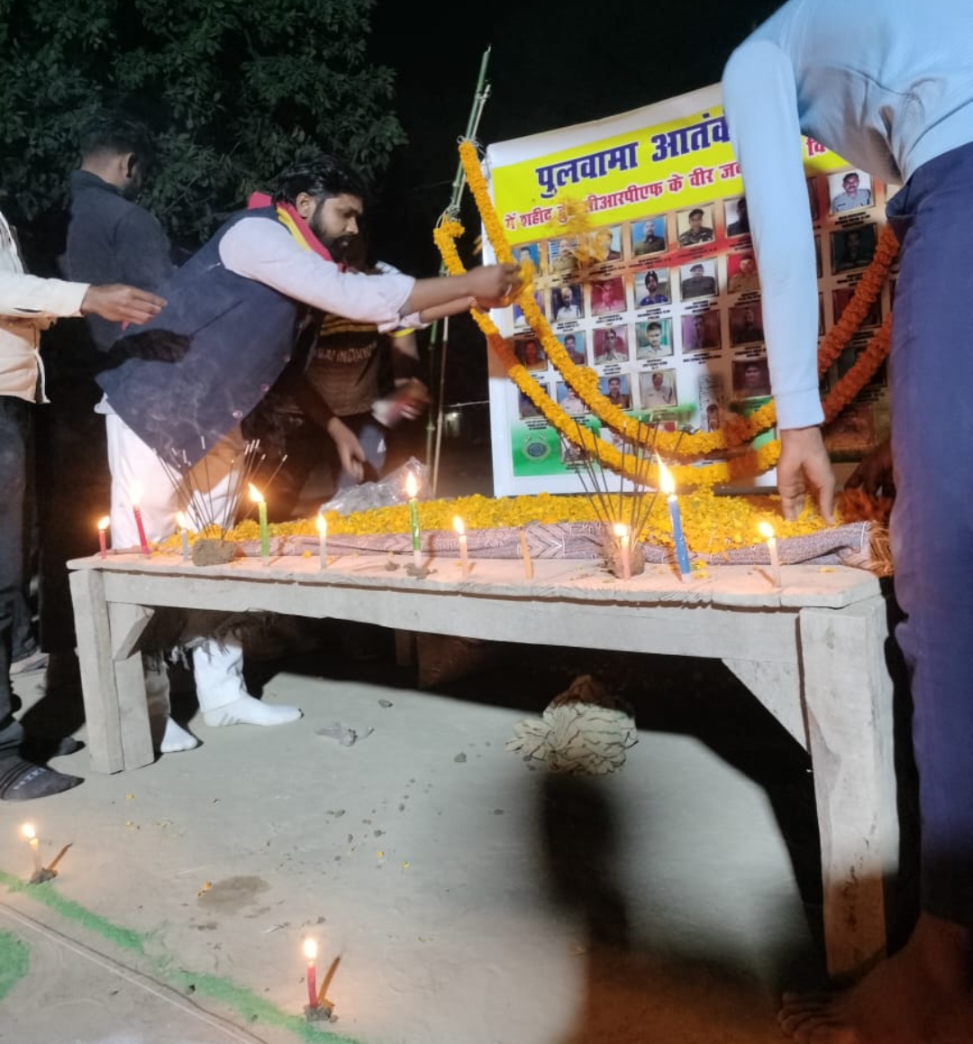 पुलवामा हमले में अपने जान की आहुति देने वाले शहीदों को कपर फ़ोरवा के लोगो ने किया याद