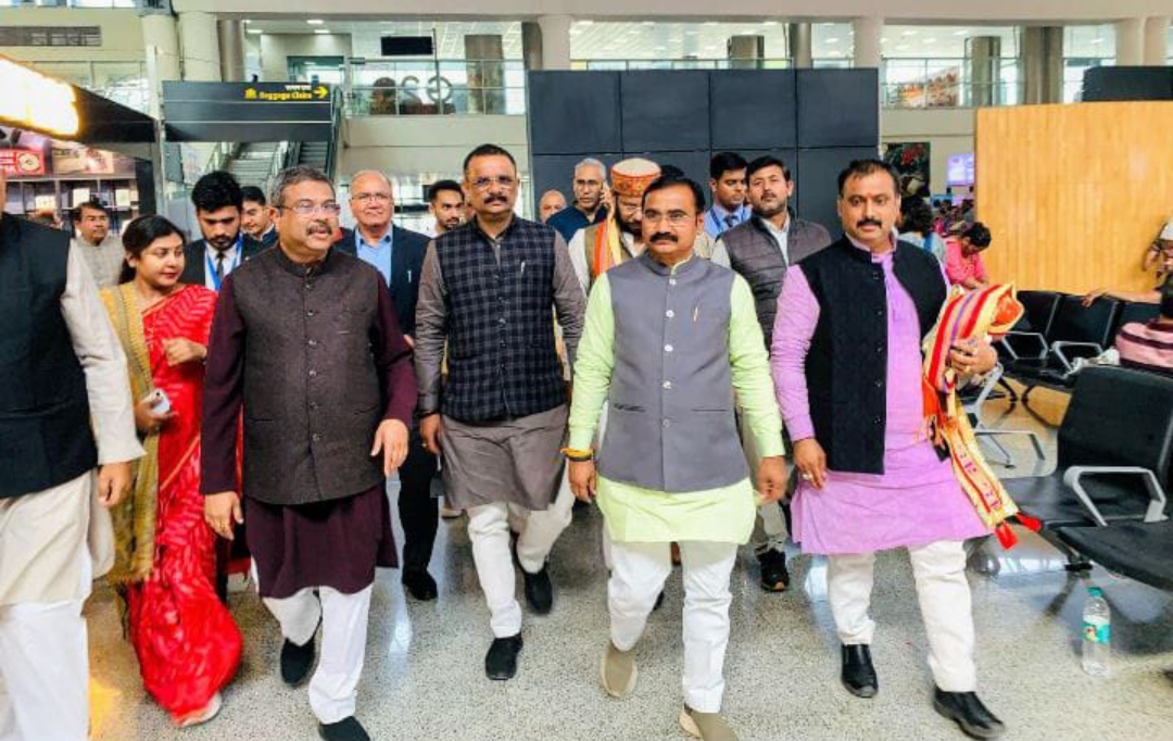 केंद्रीय मंत्री धर्मेन्द्र प्रधान पहुंचे एयरपोर्ट हुआ भव्य स्वागत