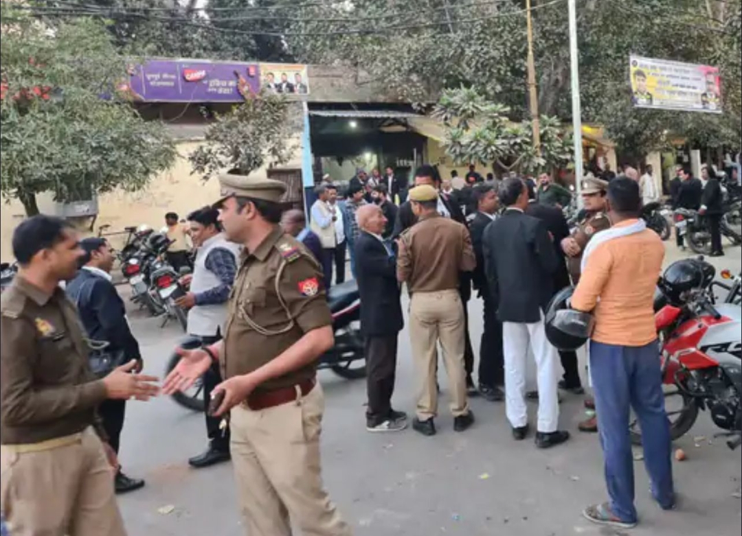 वाराणसी के वकील और होमगार्ड में मारपीट, कचहरी में हंगामा