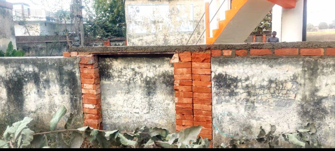 पुराने बाउंड्री वाल को ही रंग रोगन कर नया दिखाने पर ग्रामीणों ने रोका काम