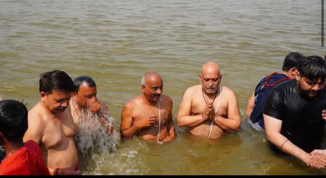 कांग्रेस प्रदेश अध्यक्ष अजय राय ने महाकुंभ में लगाई डुबकी, मां गंगा का किया पूजा-अर्चन