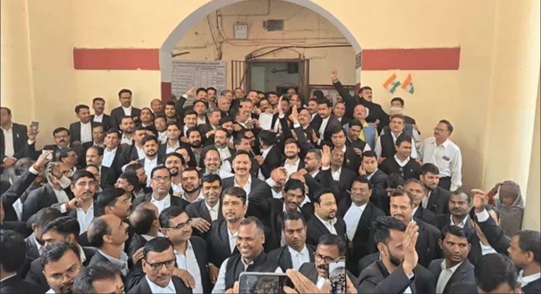 वाराणसी में वकील बोले- काला कानून वापस लो: