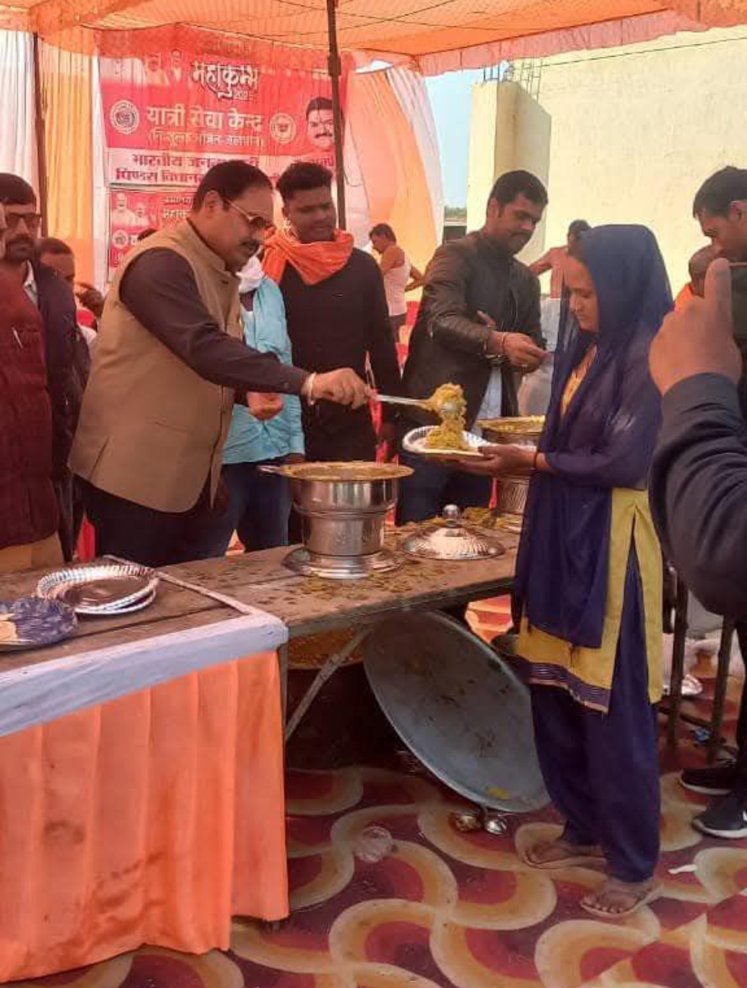 भाजपा नेता डॉ. प्रभात सिंह मिंटू ने श्रद्धालुओं को भोजन वितरण कर कुशलक्षेम जाना