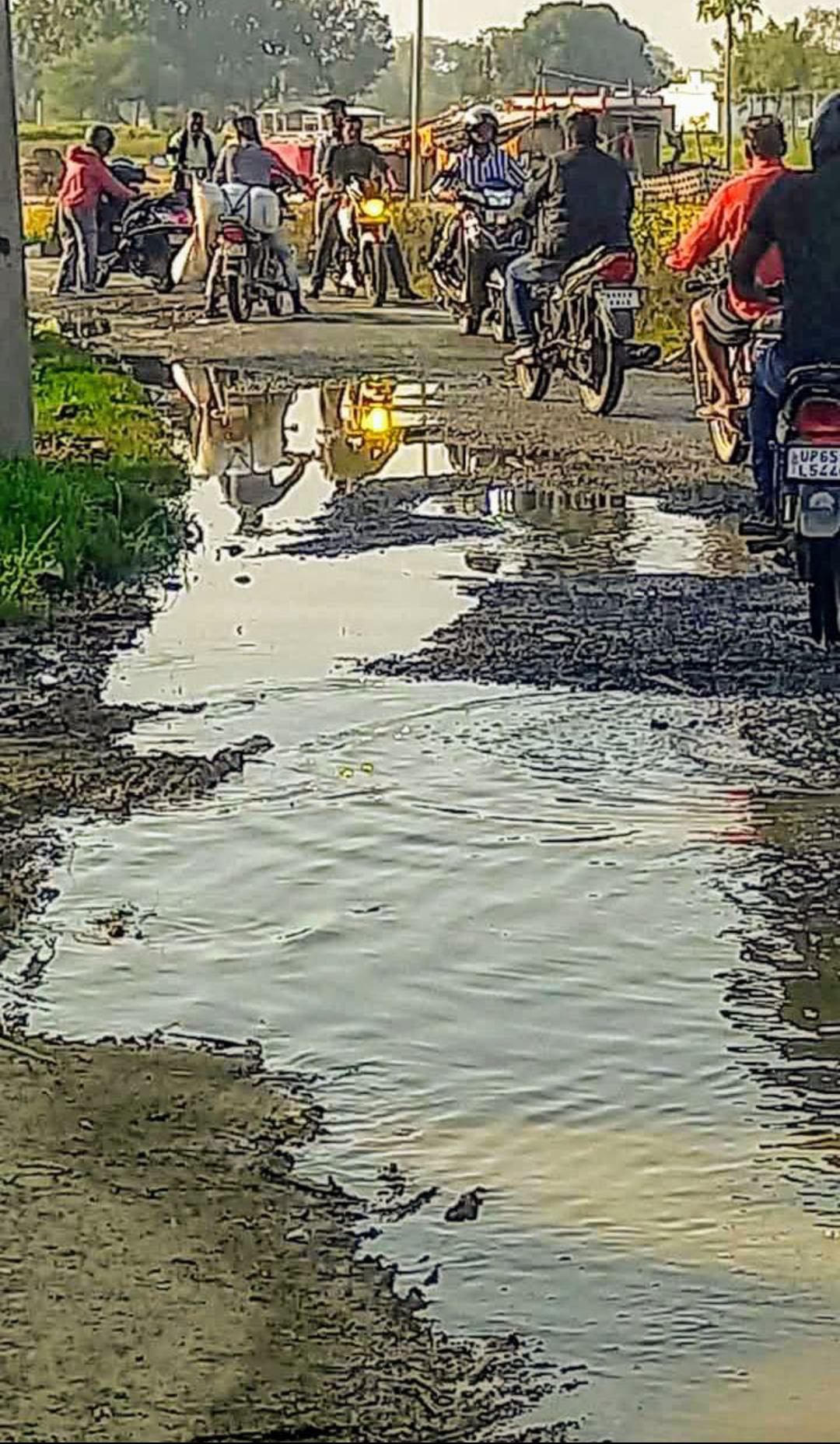 पोखरी का पानी बह रहा है सड़क पर आने जाने वाले लोगों को हो रही है भारी परेशानी।
