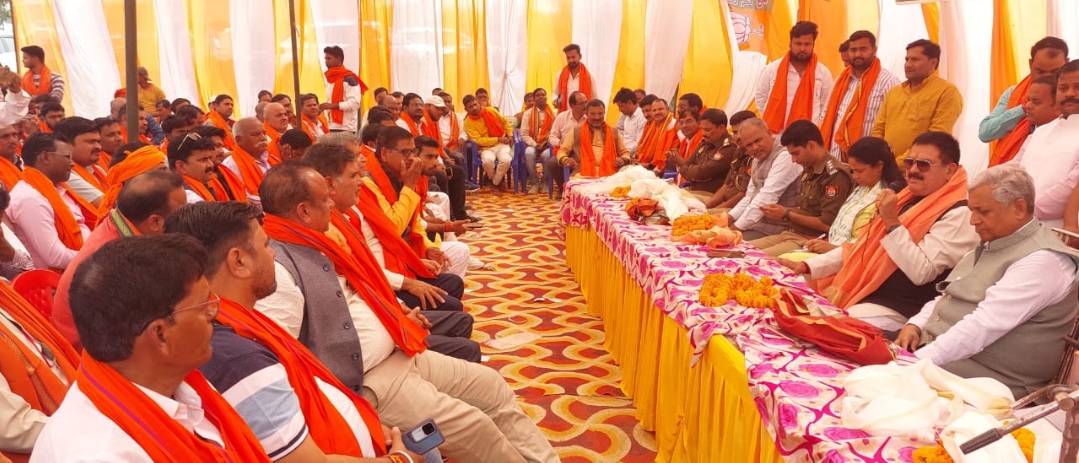 कुम्भ यात्रियों की सेवा कर पुण्य के भागी बने कार्यकर्ता-- डॉ अवधेश सिंह