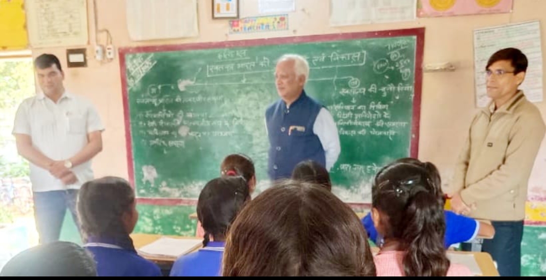 डायट प्राचार्य ने लगाई कक्षा, शिक्षकों को दिया पढ़ाने का टिप्स