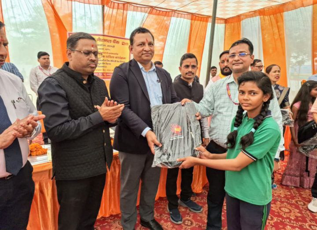 बच्चों को स्कूली बैग छात्राओं में सेनेटरी पैड का वितरण