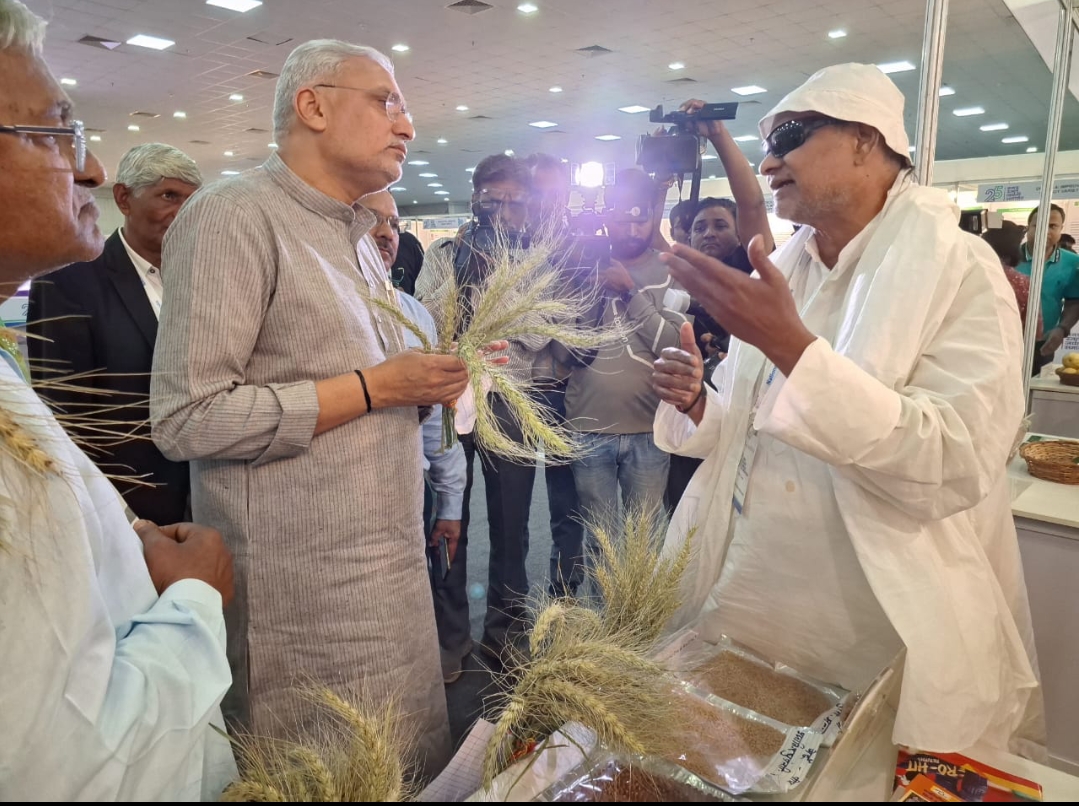 वाराणसी जिले के प्रगतिशील किसान को गुजरात में उद्योग मंत्री ने किया सम्मानित