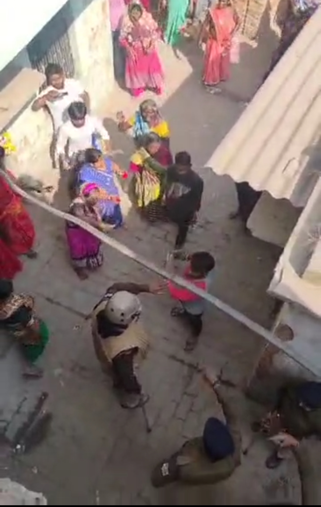 बरेका प्रशासन की दबंगई महिलाओं पर किया लाठी चार्ज एक महिला का फूटा सर