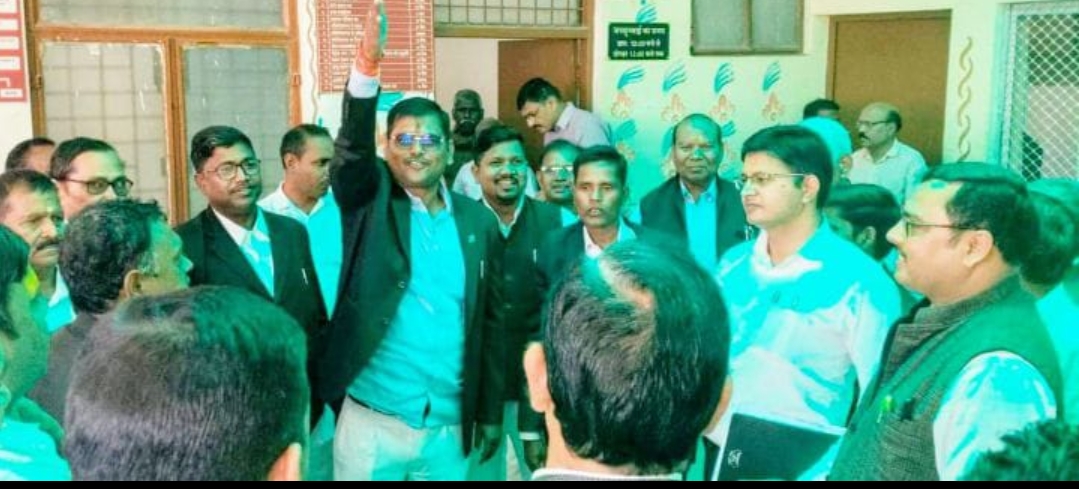 बाराबंकी में एफआईआर दर्ज होने पर पिंडरा के वकीलों में आक्रोश