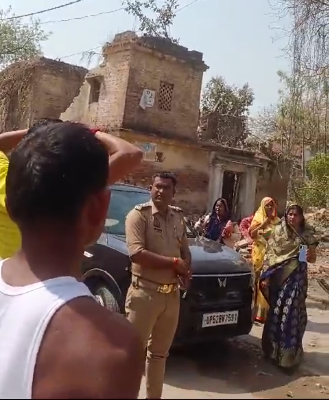 मंदिर परिसर के जमीन पर अवैध निर्माण को लेकर स्थिति तनावपूर्ण