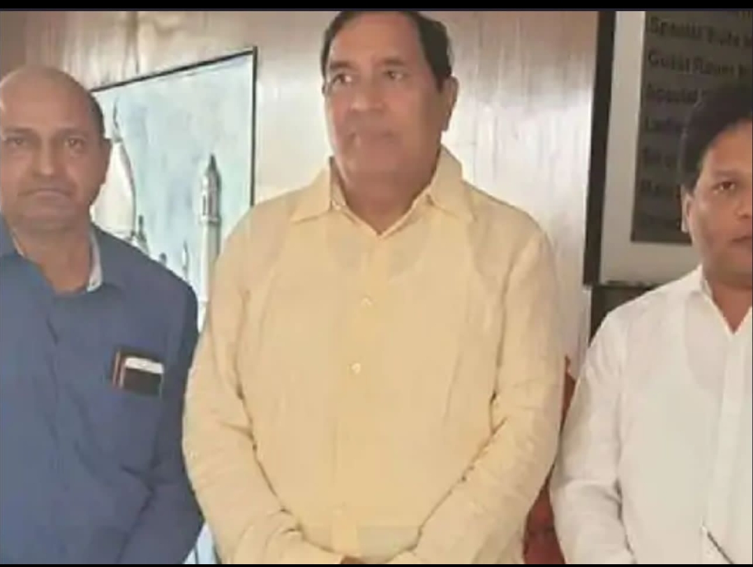 अखिलेश के करीबी वासुदेव यादव प्रयागराज में अरेस्ट: