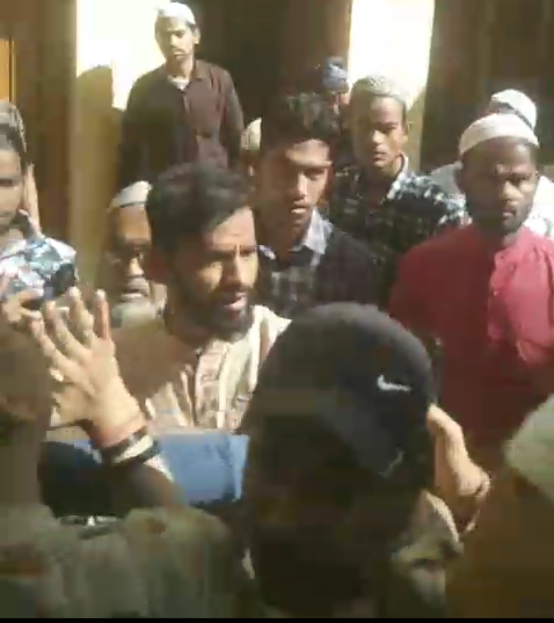 कोतवाली थाना क्षेत्र के अंबिया मंडी इलाके में युवती से छेड़छाड़ के मामले को लेकर दो पक्ष के बीच विवाद