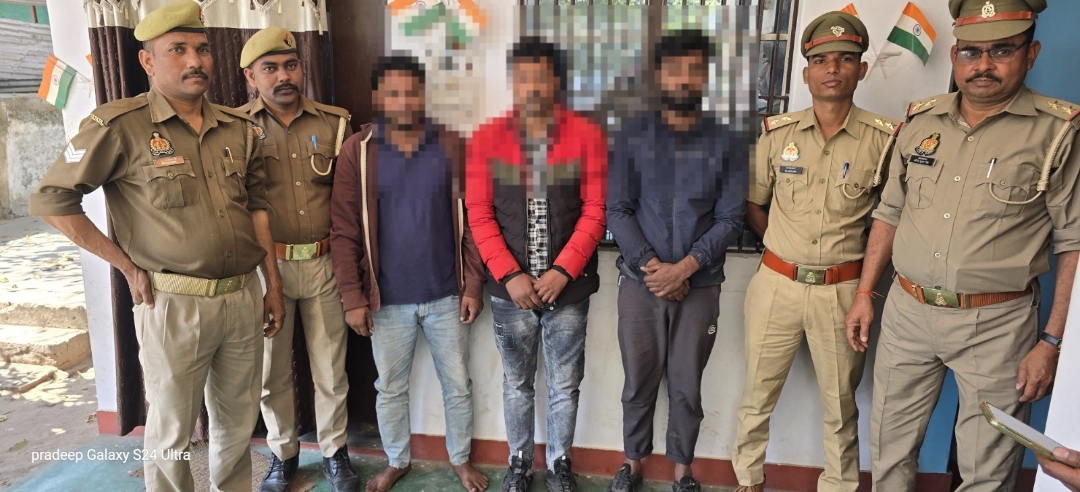 थाना राजातालाब पुलिस ने 03 नफर पशु तस्कर को किया गिरफ्तार, 01 अदद कंटेनर से 32 राशि गोवंश किया बरामद