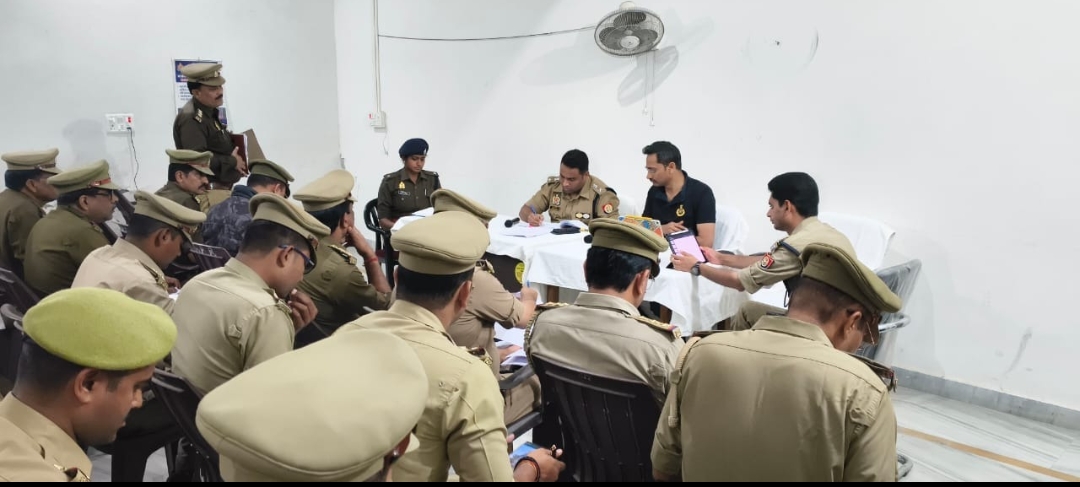 आगामी होली त्योहार और रमजान माह पर कानून एवं सुरक्षा व्यवस्था के दृष्टिगत, पुलिस उपायुक्त गोमती जोन द्वारा गोमती जोन के सभी थाना प्रभारी/चौकी प्रभारी/हल्का प्रभारी के साथ गोष्ठी कर आवश्यक दिशा-निर्देश दिए गए