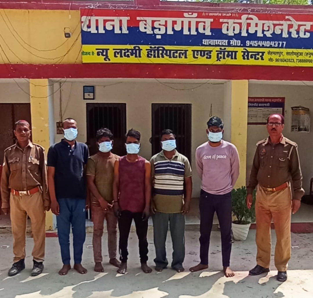 हाईवे पर जाम लगाकर अफरा-तफरी मचाने, सरकारी कार्य में बाधा उत्पन्न करने तथा पुलिस पर हमला कर घायल करने वाले 05 वांछित अभियुक्तों को थाना बड़ागांव पुलिस ने किया गिरफ्तार