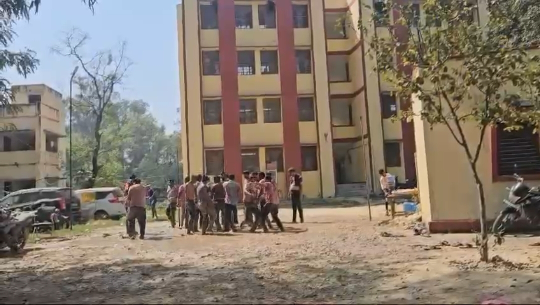 बड़ागांव थाना परिसर में पुलिस कर्मियों ने खेली होली, जमकर किया डांस