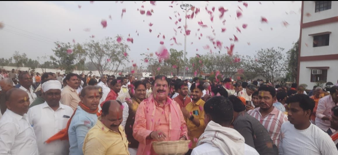 पिण्डरा विधायक ने कार्यकर्ताओं संग खेली होली