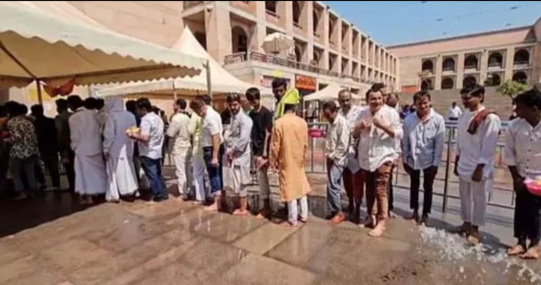 मैट बिछवाने के साथ ठंडे पानी का छिड़काव