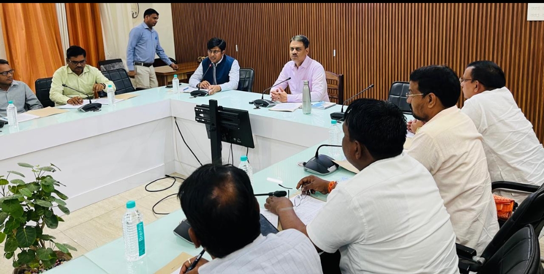 पारदर्शी चुनाव के लिए मतदाता सूची का शुद्धिकरण होना आवश्यक है, मतदाता सूची को सही करने के लिए राजनैतिक दल के लोग अभी से प्रयास करें- जिलाधिकारी/जिला निर्वाचन अधिकारी