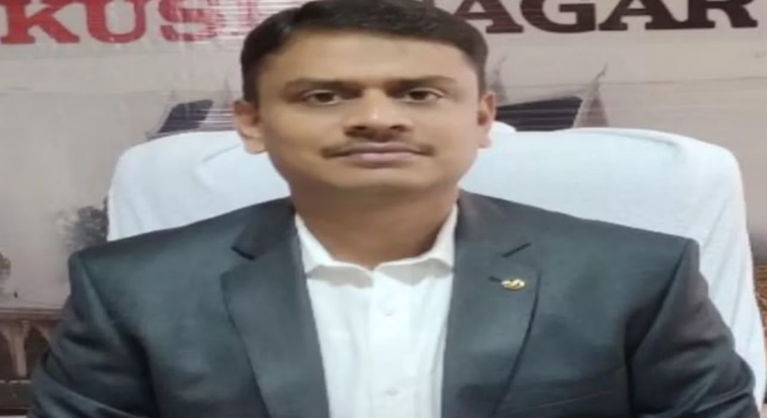 डीएम ने काम में लापरवाही पर पांच अधिकारियों का वेतन रोका