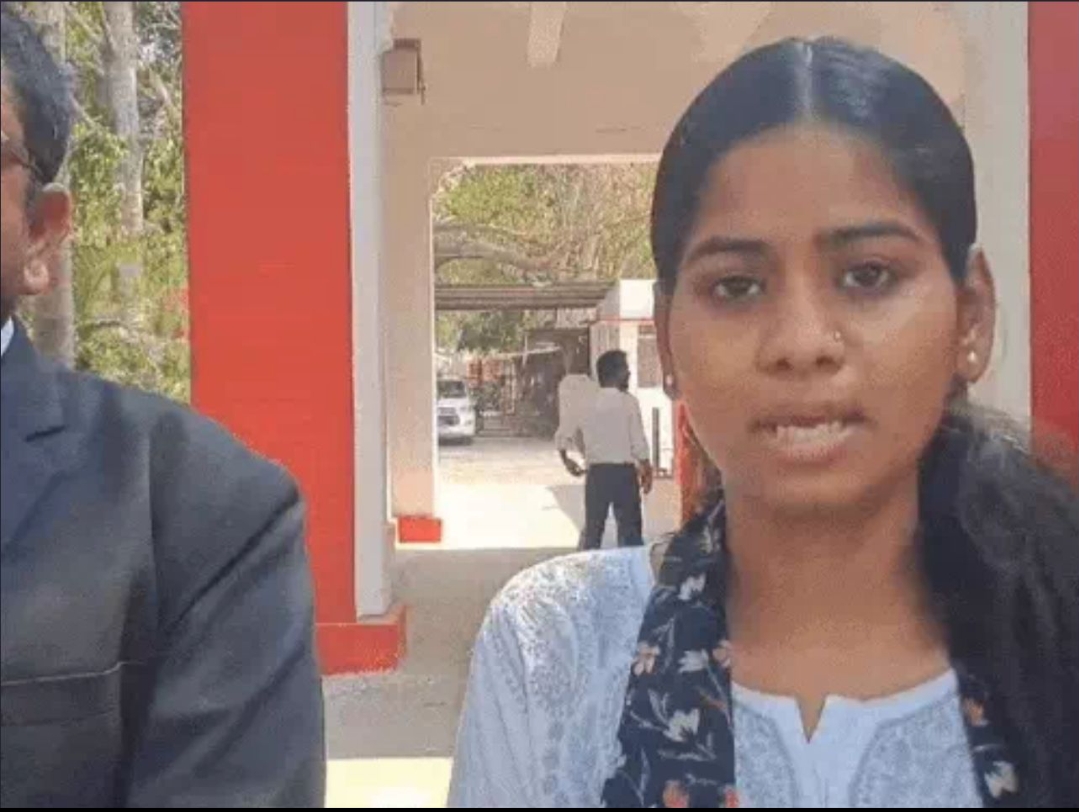 वाराणसी पुलिस कमिश्नर से मिलीं डिप्टी जेलर की बेटी नेहा