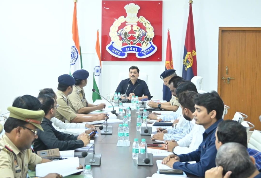 पुलिस आयुक्त कमिश्नरेट वाराणसी श्री मोहित अग्रवाल द्वारा उ०प्र० पुलिस रेडियो संवर्ग के अन्तर्गत अभ्यर्थियों के अभिलेखों की संवीक्षा एवं शारीरिक मानक परीक्षण (डीवी/पीएसटी) हेतु संवीक्षा दल व परीक्षण ड्यूटी में लगे सभी अधिकारियों व कर्मचारियों की ब्रीफिंग कर दिये आवश्यक दिशा-निर्देश