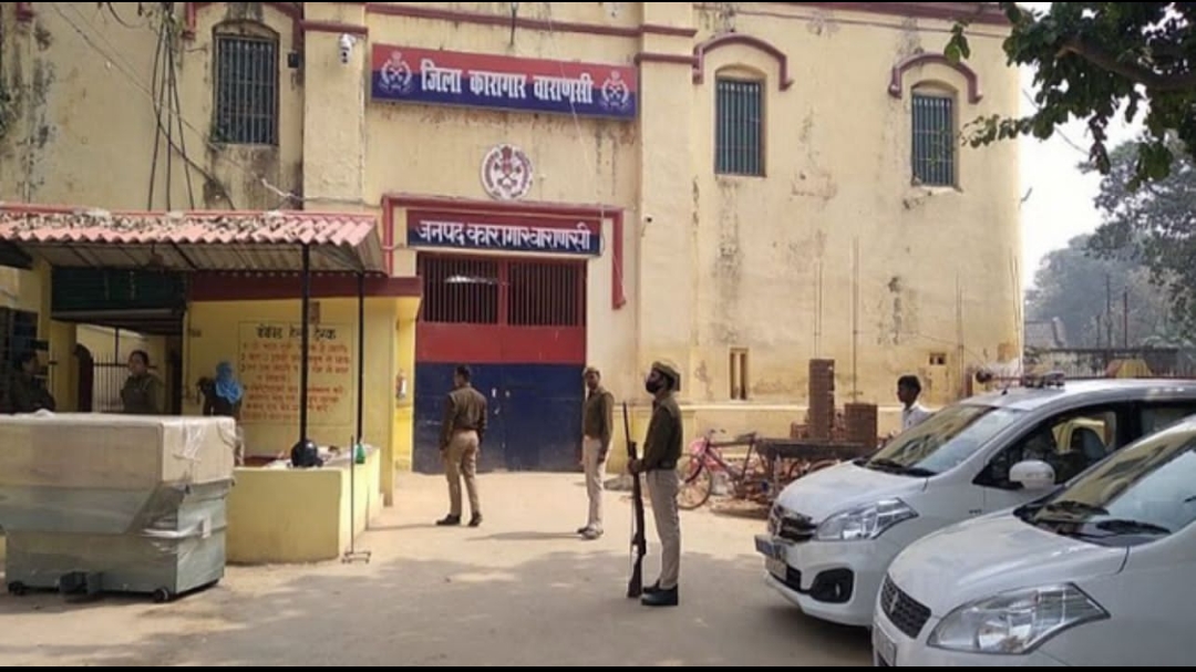 वाराणसी में फर्जी तरीके से बंदी जेल से रिहा