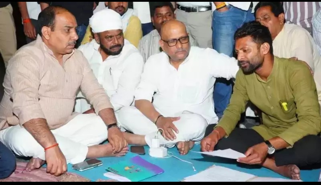 बीएचयू में धरनारत छात्र शिवम सोनकर से मिले कांग्रेस प्रदेश अध्यक्ष अजय राय, विश्वविद्यालय प्रशासन पर लगाए गंभीर आरोप