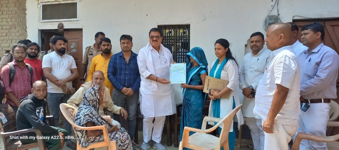मृतक किशन कन्नौजिया के परिजनों को सहायता राशि का मिला प्रमाण पत्र