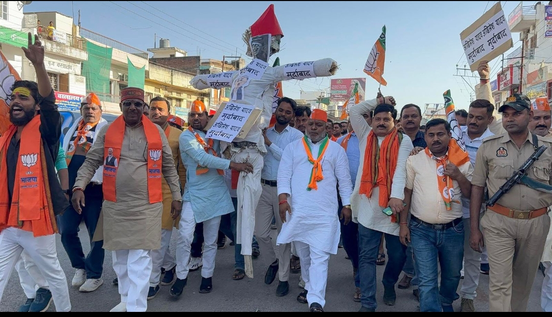 भाजपा जिलाध्यक्ष ने विरोध प्रदर्शन के साथ सपा प्रमुख अखिलेश यादव का फुका पुतला