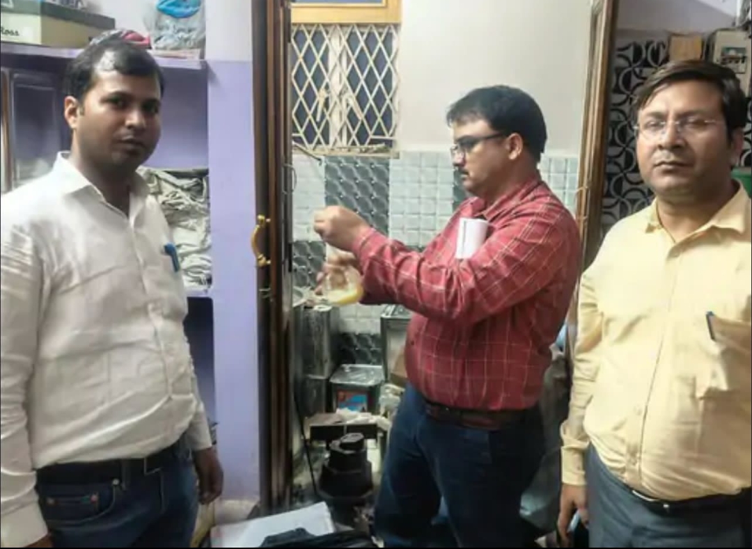 आगरा में एफएसडीए ने पकड़ा 1600 किलो नकली देसी घी, रिफाइंड और वनस्पति घी से बन रहा था