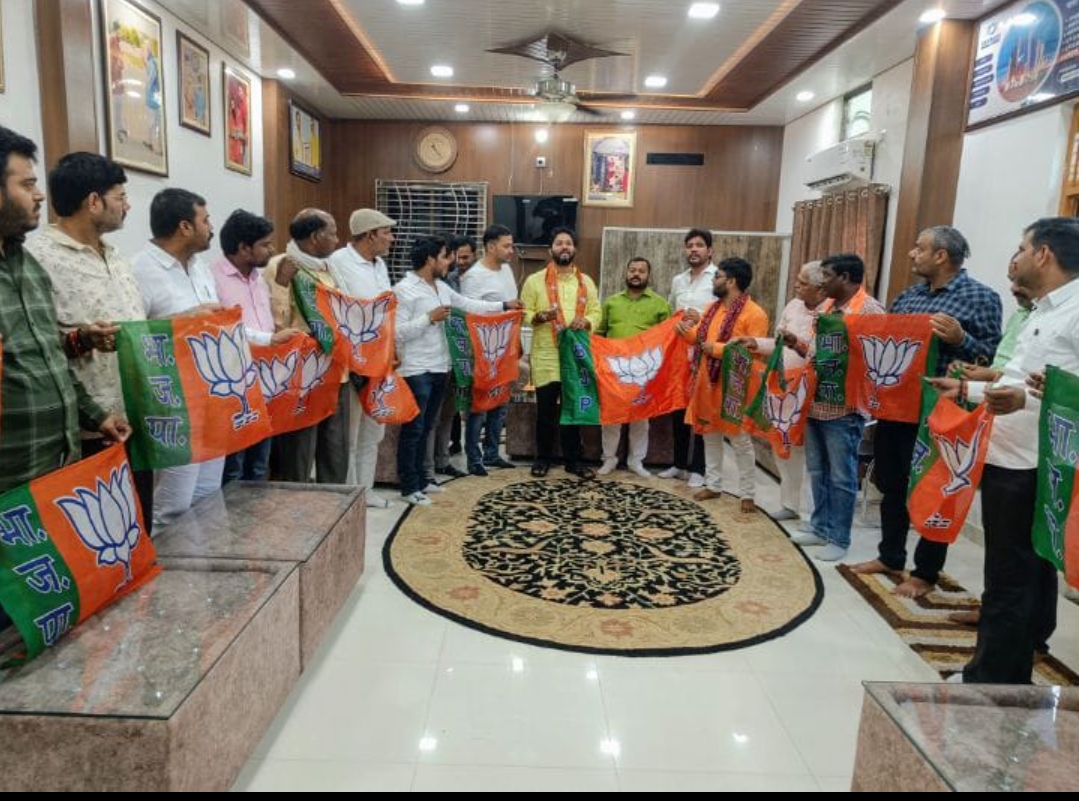 भाजपा के वरिष्ठ नेता रविशंकर सिंह ने किया झंडे का वितरण