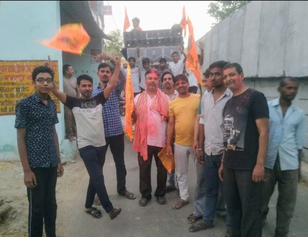 व्यापारियों ने प्रत्येक घरों में लगाया सनातनी झंडा