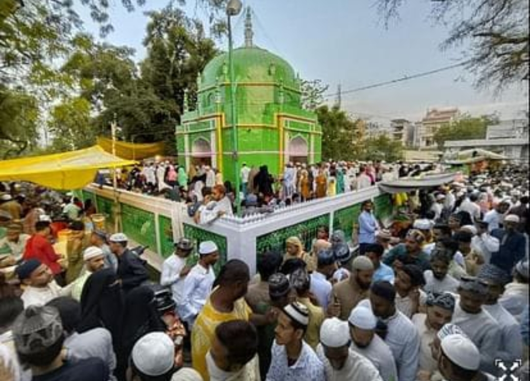 छोटी ईद पर हजरत तैयब शाह बनारसी के उर्स की रौनक, मेले में उमड़े अकीदतमंद