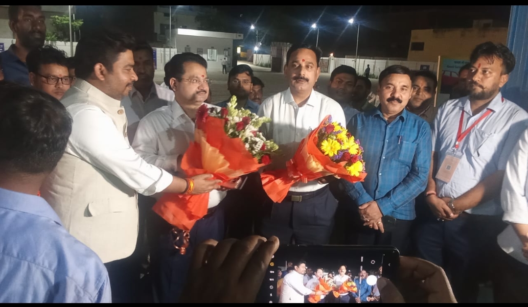 बेकाबू कार खड़ी ट्रेलर में घुसी, चार लोग घायल