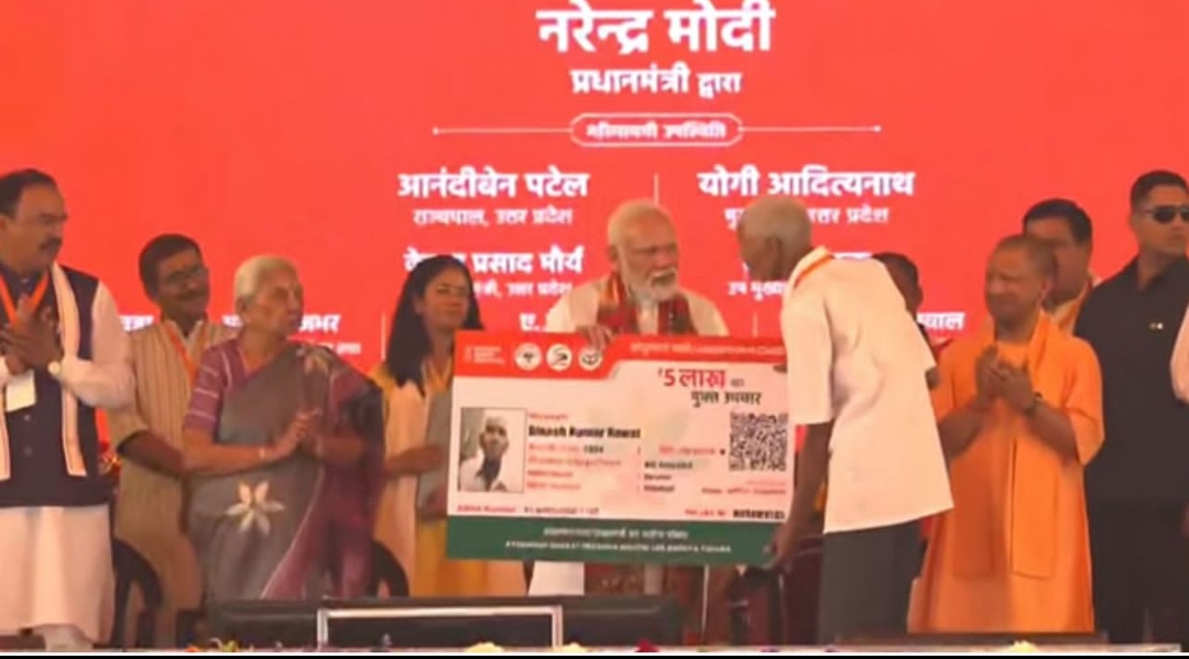 पीएम ने तीन बुजुर्गों को दिया आयुष्मान कार्ड