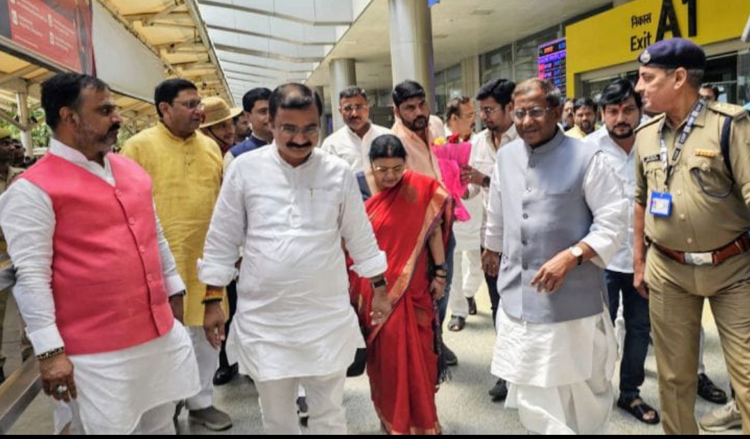 काशी के लाल असम के राज्यपाल लक्ष्मण आचार्य पहुंचे एयरपोर्ट