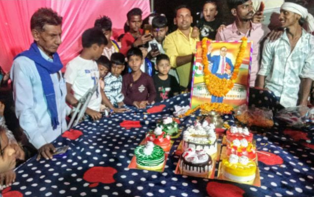 छोटे बच्चों ने केक मंगाकर मनाया अंबेडकर जयंती