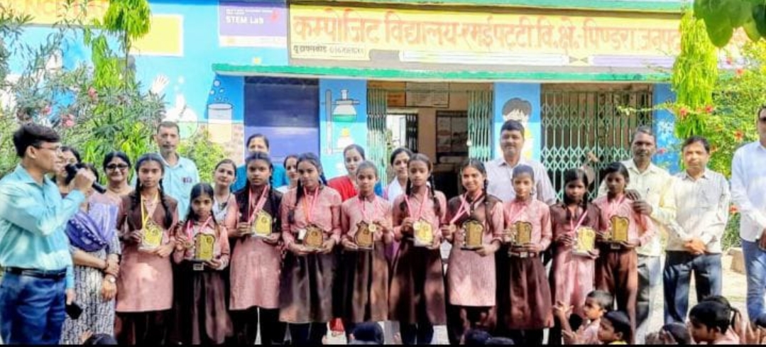 प्रार्थना सभा में मेधावी छात्र व छात्राए हुई पुरस्कृत