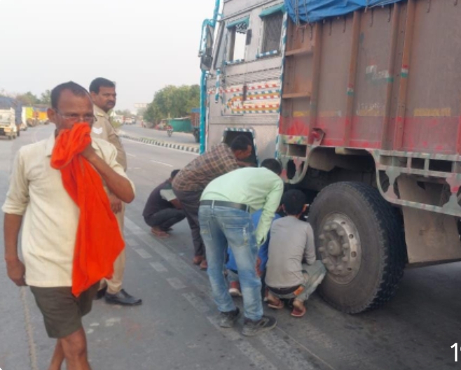 बेटी के शादी का कार्ड बाटने जा रहे पिता की ट्रक से कुचलने से हुई दर्दनाक मौत