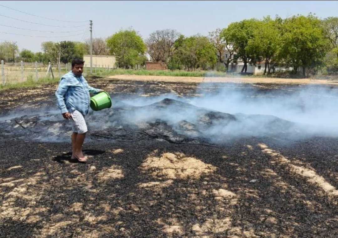 शार्ट सर्किट से खलिहान में रखे भूसे जले
