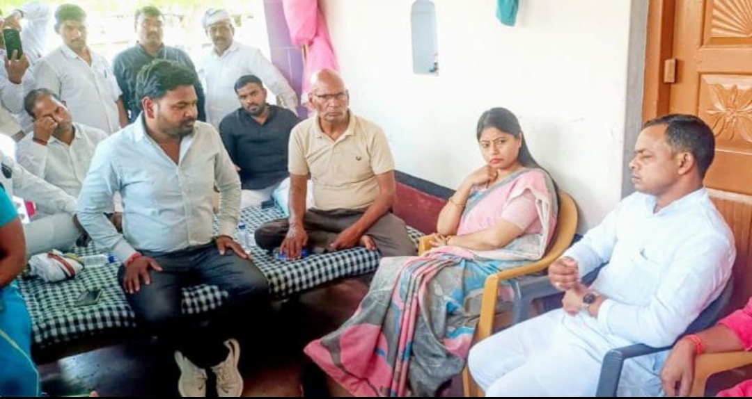 मृत छात्र हेमंत के घर पहुंचे विधायक, दिलाया न्याय का भरोसा