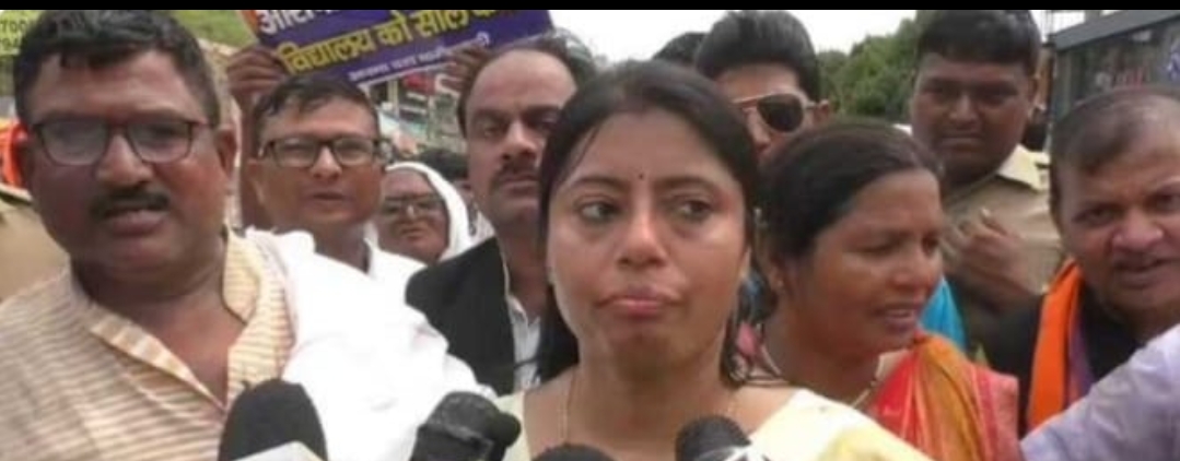 वाराणसी: हेमंत पटेल हत्याकांड को लेकर अपना दल कमेरावादी का प्रदर्शन