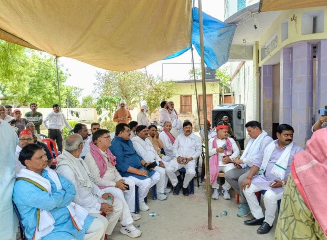 सपा का प्रतिनिधिमंडल मृतक के परिजनों से मिला