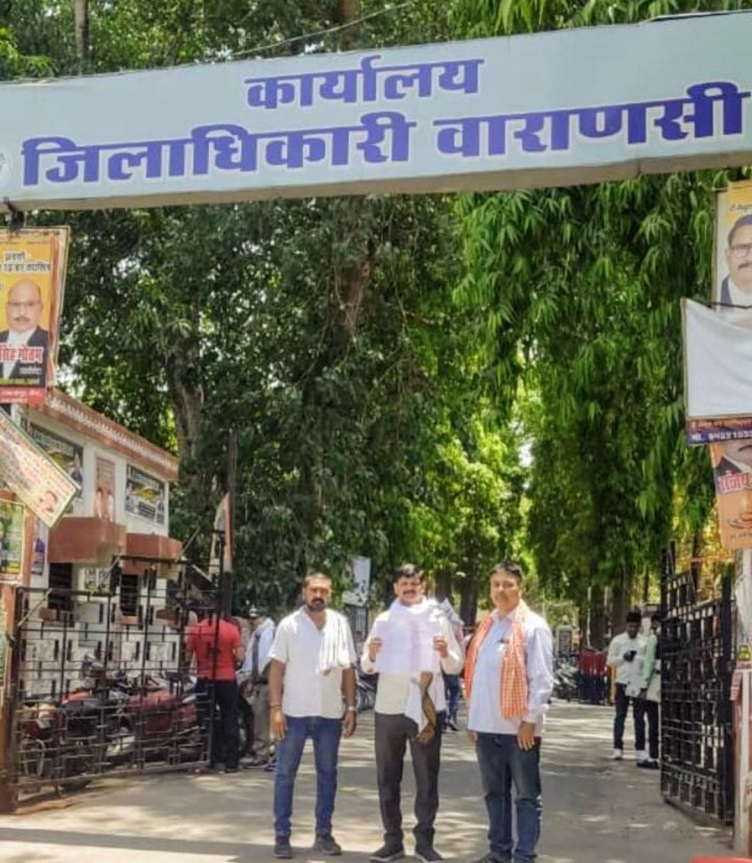 मोटर खराब होने व क्षतिग्रस्त सड़क के बाबत डीएम को सौंपा ज्ञापन