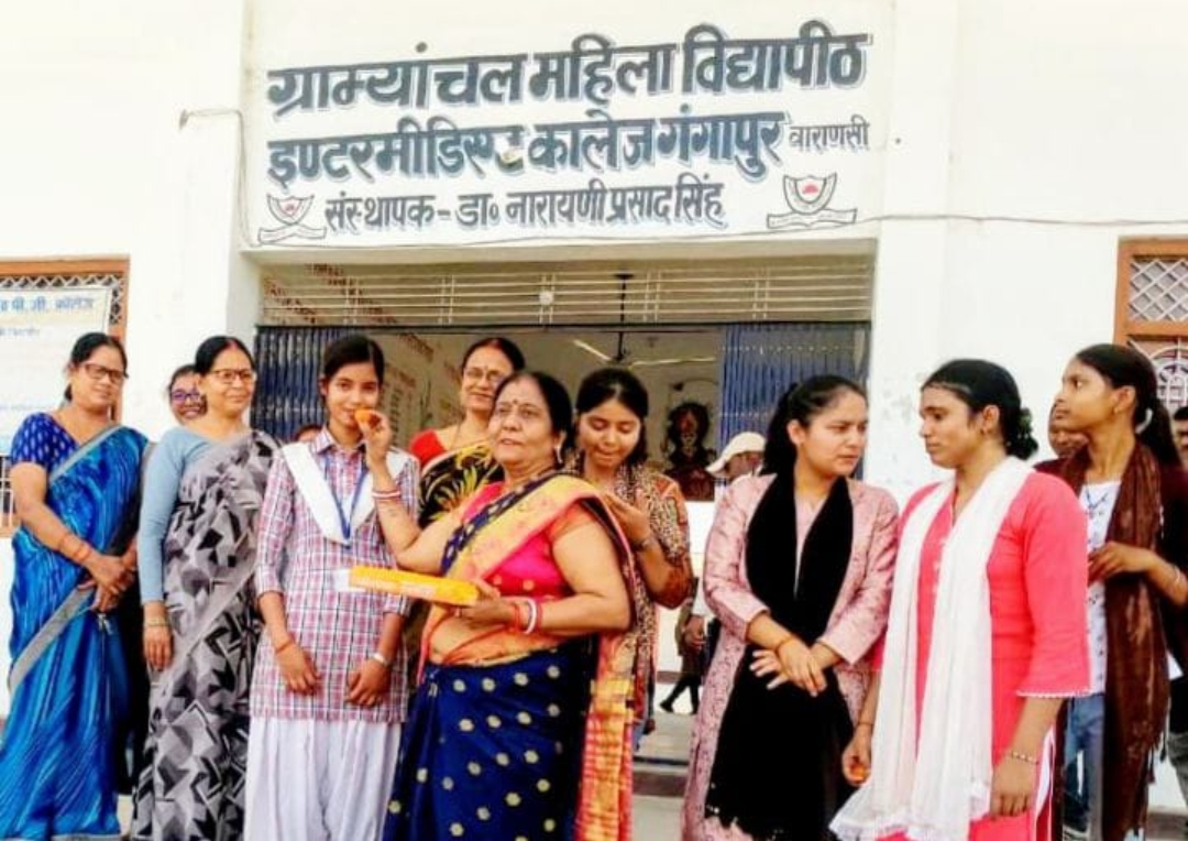 मेधावी छात्र छात्राओं को किया सम्मानित